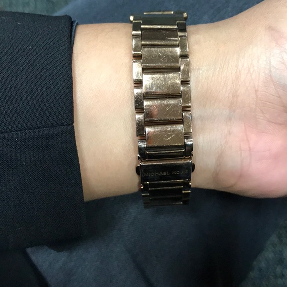 Michael Kors Rose Gold Watch - Picture 4 of 5